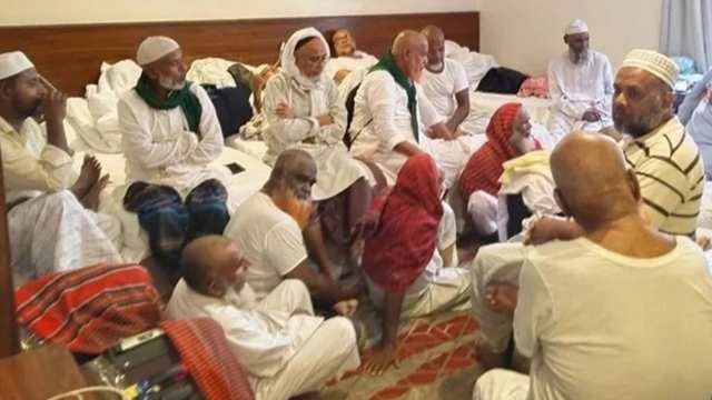 কাতার হয়ে ফিরলেন বাংলাদেশে পাবনার ৫০ ওমরাহ যাত্রী