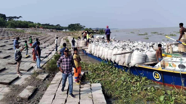 শরণখোলায় এবার মূল বাঁধে ভয়াবহ ধস