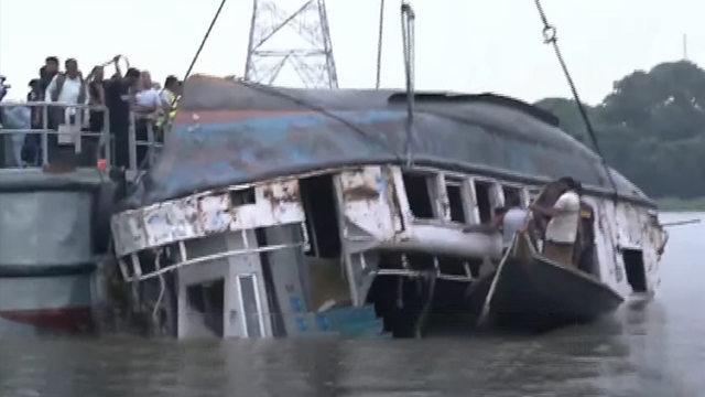 ১২ ঘণ্টা পর বুড়িগঙ্গায় ডুবে যাওয়া ওয়াটার বাস উদ্ধার