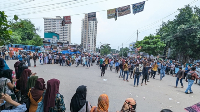 নীলক্ষেত মোড়ে সাত কলেজ শিক্ষার্থীদের অবরোধ, যান চলাচল বন্ধ