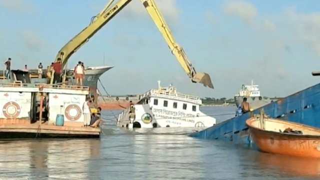 বাংলাদেশে ডুবে যাওয়া কার্গো জাহাজ থেকে কয়লা অপসারণ শুরু