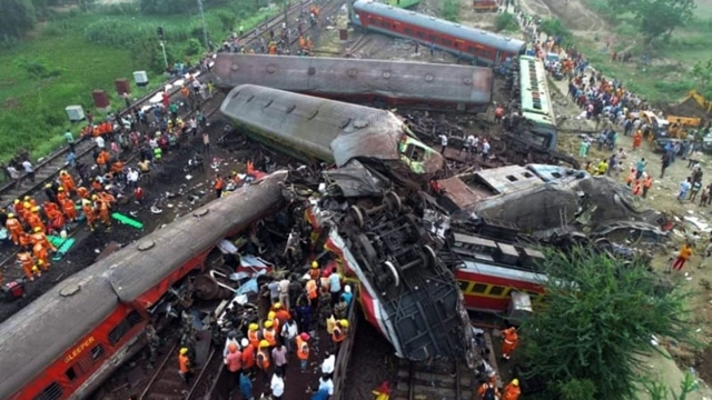 ভারতে ট্রেন দুর্ঘটনা : মৃত ২৮৮, আহত ৯০০, উদ্ধারকাজ অব্যাহত