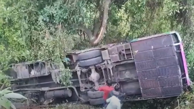 ভারতে ৫৫ যাত্রী নিয়ে ট্যুরিস্ট বাস খাদে, ৮ জনের মৃত্যু