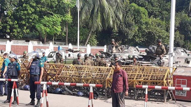 রাষ্ট্রপতির পদত্যাগ দাবিতে ২৪ ঘণ্টার আলটিমেটাম, বঙ্গভবন ঘিরে নিরাপত্তা জোরদার