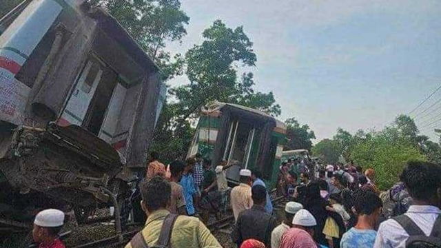 বাংলাদেশে কুমিল্লার বিজয় এক্সপ্রেসের ৯ বগি উল্টে আহত অন্তত ১২