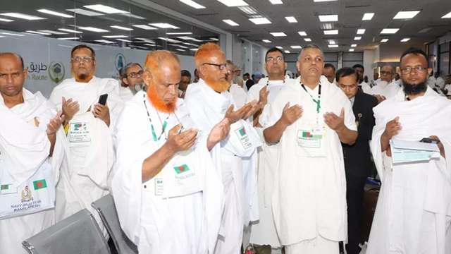 বাংলাদেশের প্রথম হজ ফ্লাইটে জেদ্দা গেলেন ৪১৫ জন