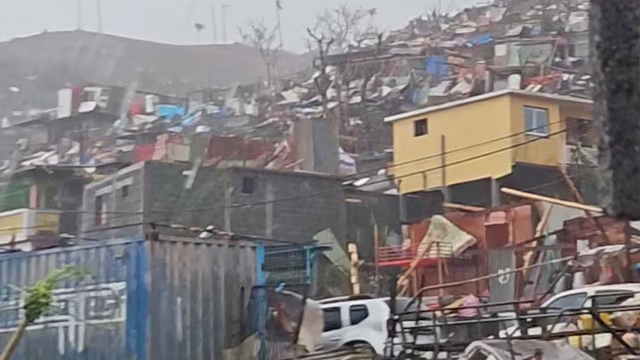 ফ্রান্সের মায়োটে ভয়াবহ সাইক্লোন, হাজারও মানুষের মৃত্যুর শঙ্কা