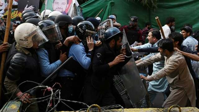 পাকিস্তানে ইমরান-সমর্থকরা হেনস্তা হচ্ছে পুলিশের কাছে