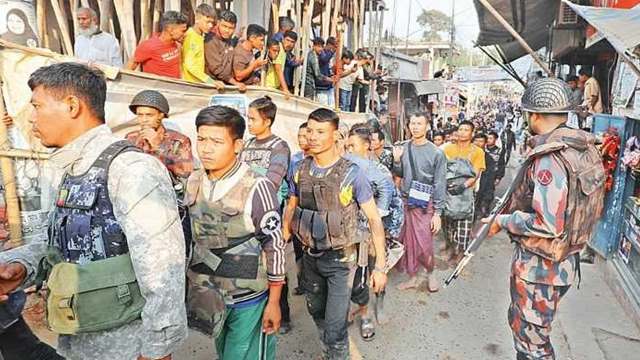 প্রকাশ্যে এলো মিয়ানমারে ২ বিদ্রোহী যোদ্ধাকে জীবন্ত পুড়িয়ে হত্যার ভিডিও