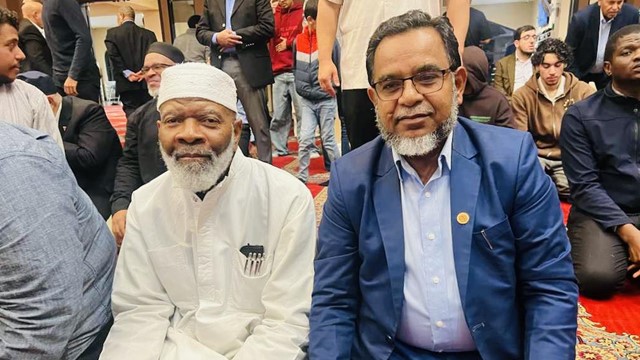 ছবি : মুনা ওয়েস্ট জোন প্রেসিডেন্ট আশরাফ হোসেইন আকবর এবং ইমাম সিরাজ ওয়াহহাজ 