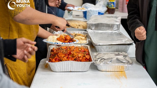 ছবি : কিয়াম শেষে স্ন্যাক্স বিতরণপর্ব