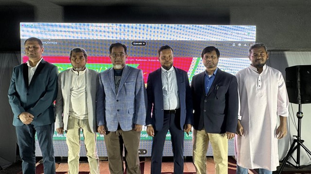 ছবি : মুনা ওয়েস্ট জোন প্রেসিডেন্ট আবদুল মান্নান এবং মুনা ওয়েস্ট জোন ভাইস প্রেসিডেন্ট আশরাফ হোসাইন আকবরের সাথে স্থানীয় নেতাগণ