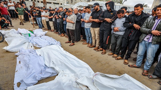 ইসরায়েলকে নিষেধাজ্ঞা দিতে বৃটিশ সরকারের কাছে ৮০০০ পেশাজীবির অনুরোধ