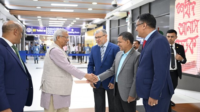 জাপান সফর শেষে দেশে ফিরলেন প্রধান উপদেষ্টা