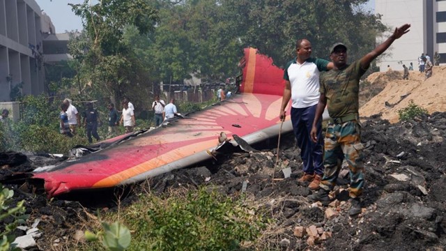 ভারতের আহমেদাবাদে বিমান দুর্ঘটনা: কারো বেঁচে থাকার আশা নেই