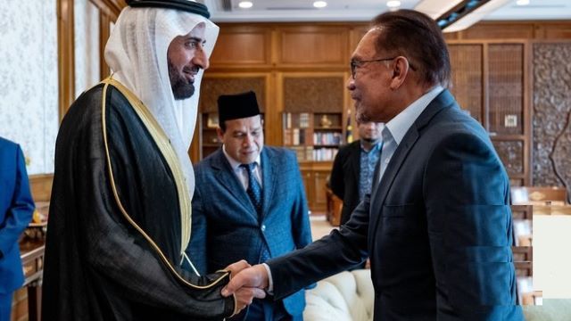 মালয়েশিয়ায় 'বর্ষসেরা ব্যক্তিত্ব' হিসেবে মনোনীত হলেন সৌদি হজমন্ত্রী আল-রাবিয়া