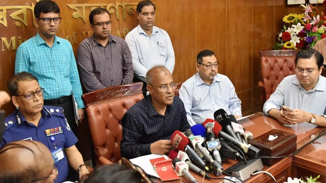 আইনশৃঙ্খলার উন্নতিকল্পে সারাদেশে চিরুনি অভিযানের ঘোষণা স্বরাষ্ট্র উপদেষ্টার