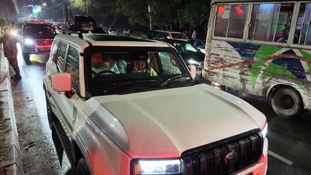 রাজধানীর সড়কে গাড়ি চালাচ্ছেন প্রধানমন্ত্রী, পাশে স্ত্রী