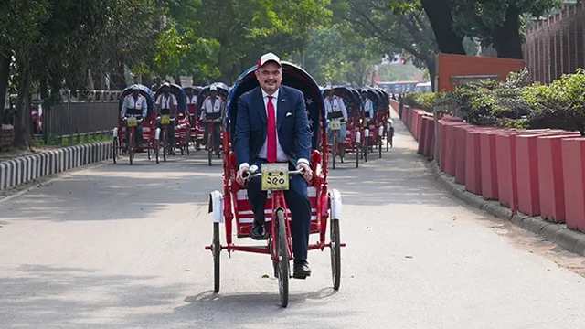 যুক্তরাষ্ট্রের প্রতিষ্ঠাবার্ষিকী উপলক্ষে বিশেষ রিকশা উদ্বোধন করলেন ব্রেন্ট ক্রিস্টেনসেন 