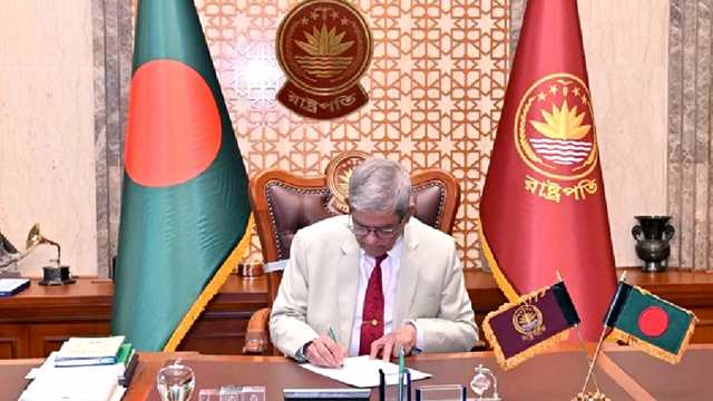 বঙ্গভবনে আনুষ্ঠানিক দায়িত্ব শুরু করলেন নবনির্বাচিত রাষ্ট্রপতি মির্জা ফখরুল 