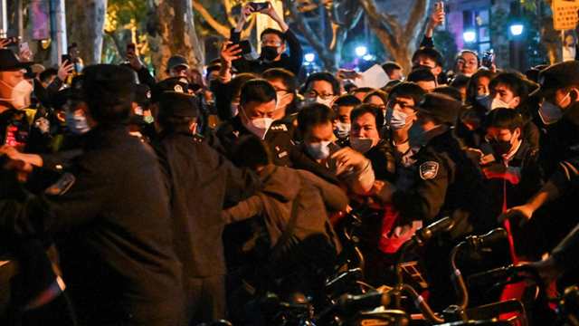 উপ-প্রধানমন্ত্রীর বিরুদ্ধে প্রতিবাদে বিক্ষোভে নেমেছে আলবেনিয়ার জনগণ