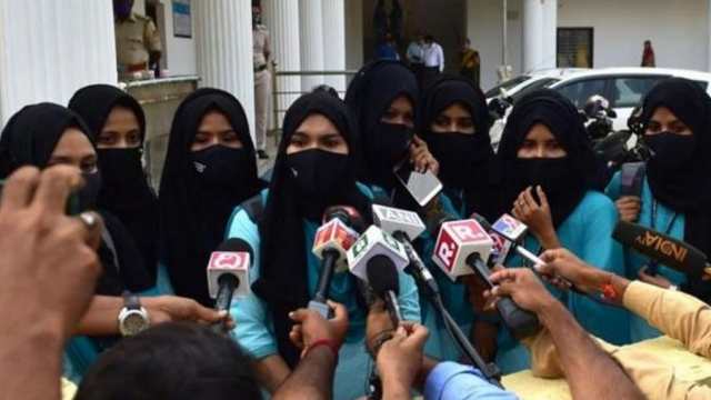 শিক্ষা প্রতিষ্ঠানে হিজাবের ওপর থেকে নিষেধাজ্ঞা তুলে নিল কর্ণাটক সরকার 