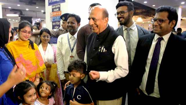 মোদির কাছে ঢাকার বার্তা পৌঁছে দিলেন ভারতের হাইকমিশনার দীনেশ ত্রিবেদী