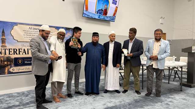 ছবি: মাইকেল লি নামের ওই ব্যক্তির শাহাদাহ পরিচালনা করেন ডা. রুহুল আমিন