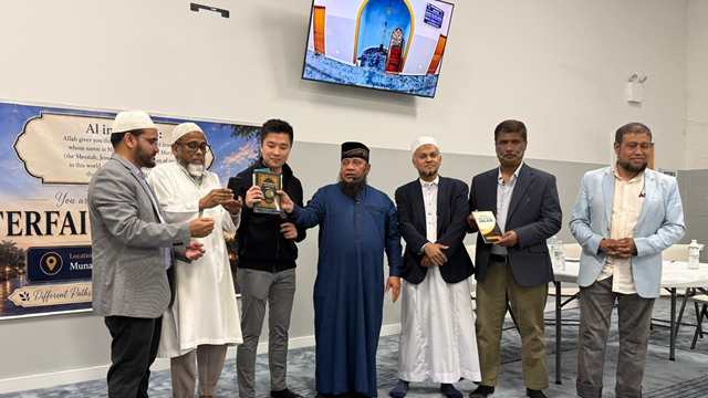 নিউইয়র্কে মুনা সেন্টারে ইসলাম গ্রহণ করলেন এক নন-মুসলিম