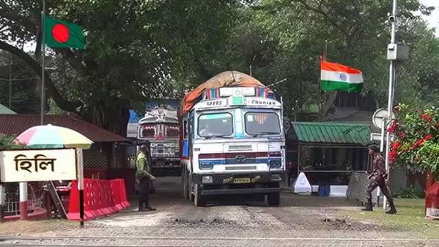 বাংলাদেশ থেকে স্থলবন্দর দিয়ে ৯ ধরনের পণ্য আমদানিতে নিষেধাজ্ঞা দিয়েছে ভারত