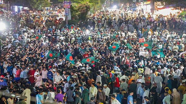 ঢাকায় যমুনা-শাহবাগ অবরোধ থেকে ঘোষণা : আওয়ামী লীগ নিষিদ্ধ কর