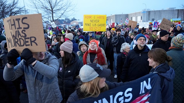 অভিবাসন কর্মকর্তার গুলিতে নারী নিহত; আইস-বিরোধী বিক্ষোভে উত্তাল যুক্তরাষ্ট্রের বিভিন্ন শহর